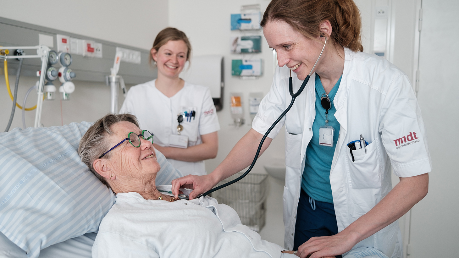 Patient taler med læge på sengestue