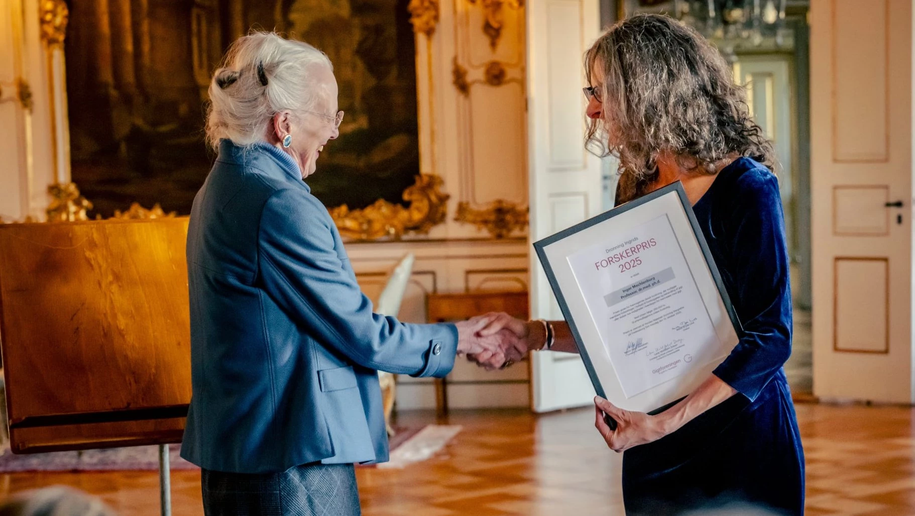 Dronning Margrethe overrækker pris til Inger Mechlenburg