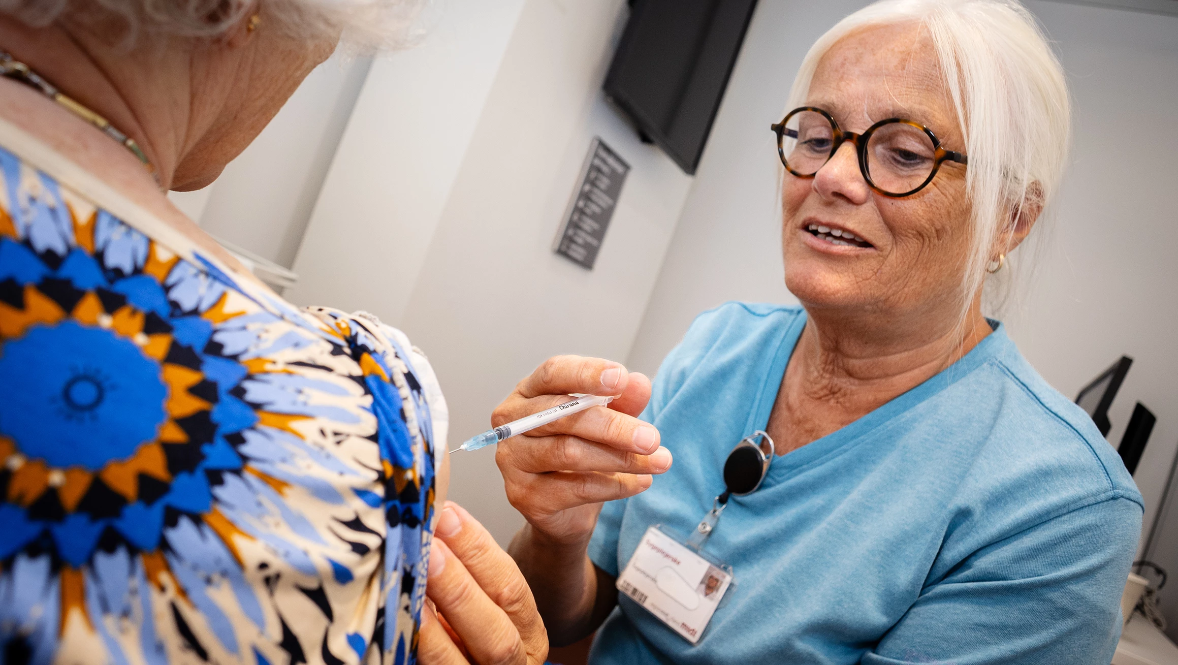 Borger får vaccination i skulderen