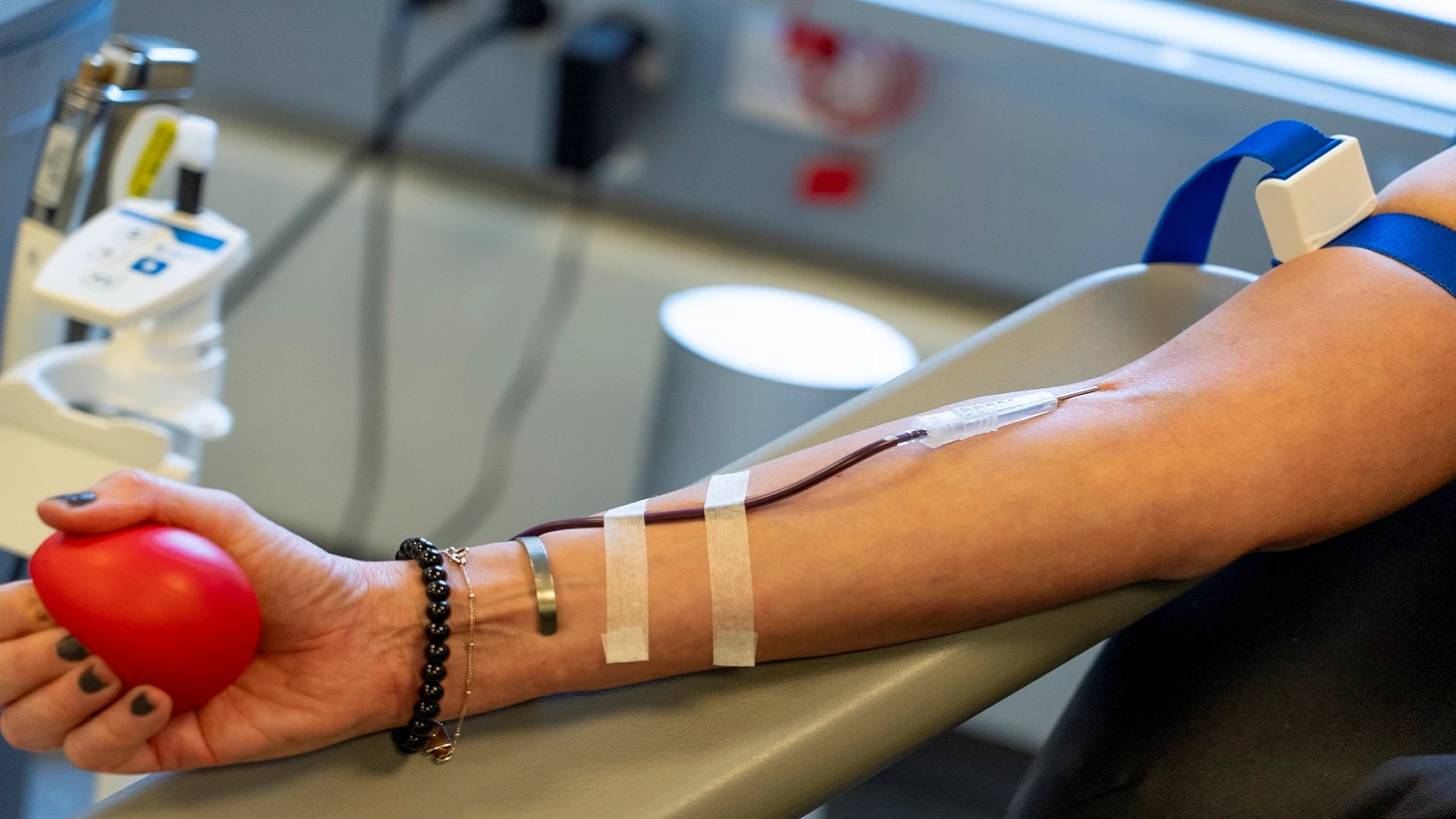 Medarbejder klargør behandling i Afereseklinikken