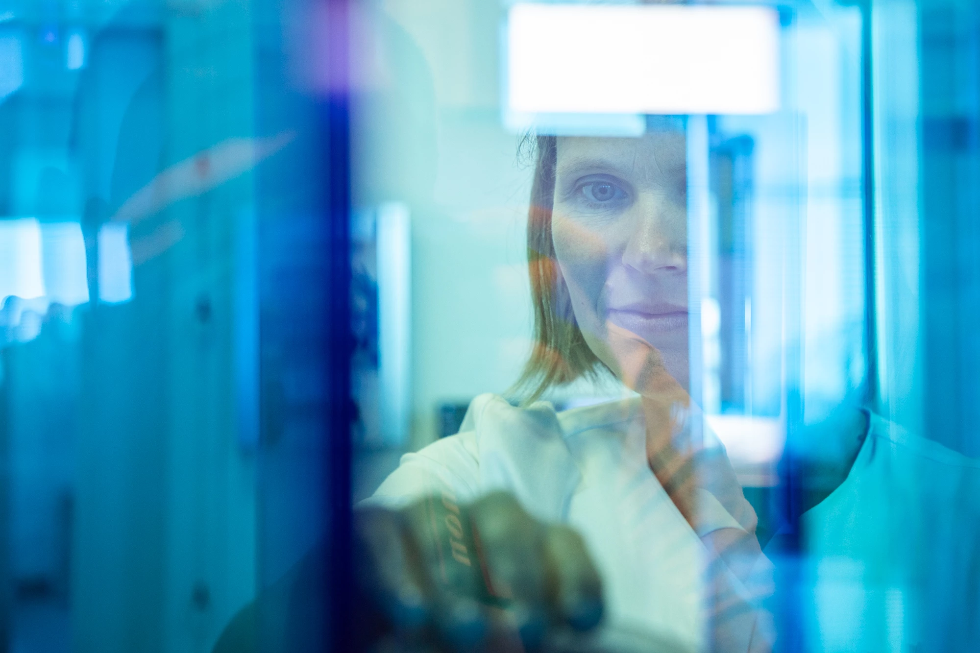 Kliniker tager agarplade i laboratoriet
