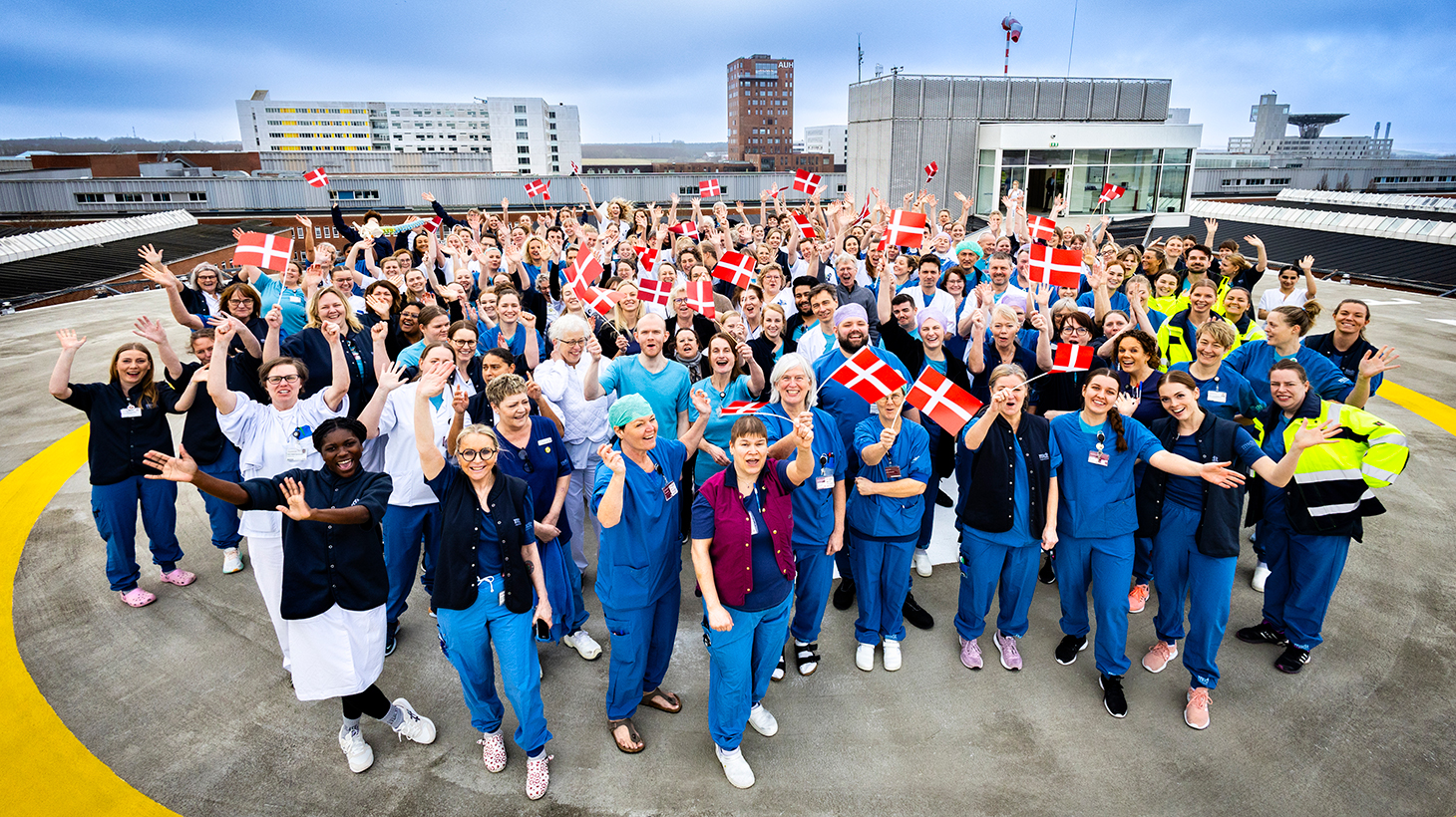Medarbejdere fejrer kåringen til Danmarks Bedste Hospital på helikopterplatformen