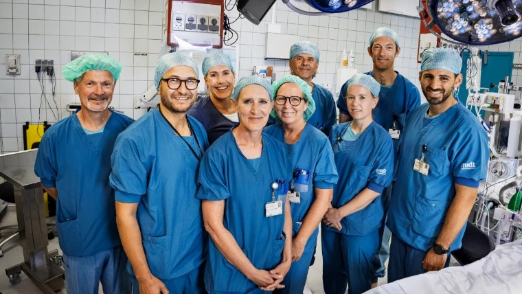 Holdet bag den nye hjerteklapoperation: Den nye og mere skånsomme operationsmetode er resultatet af et tæt samarbejde mellem kirurger, anæstesipersonale, operationssygeplejersker, perfusionister og andre faggrupper på Hjerte-, Lunge- og Karkirurgi på Aarhus Universitetshospital. Foto: Tonny Foghmar