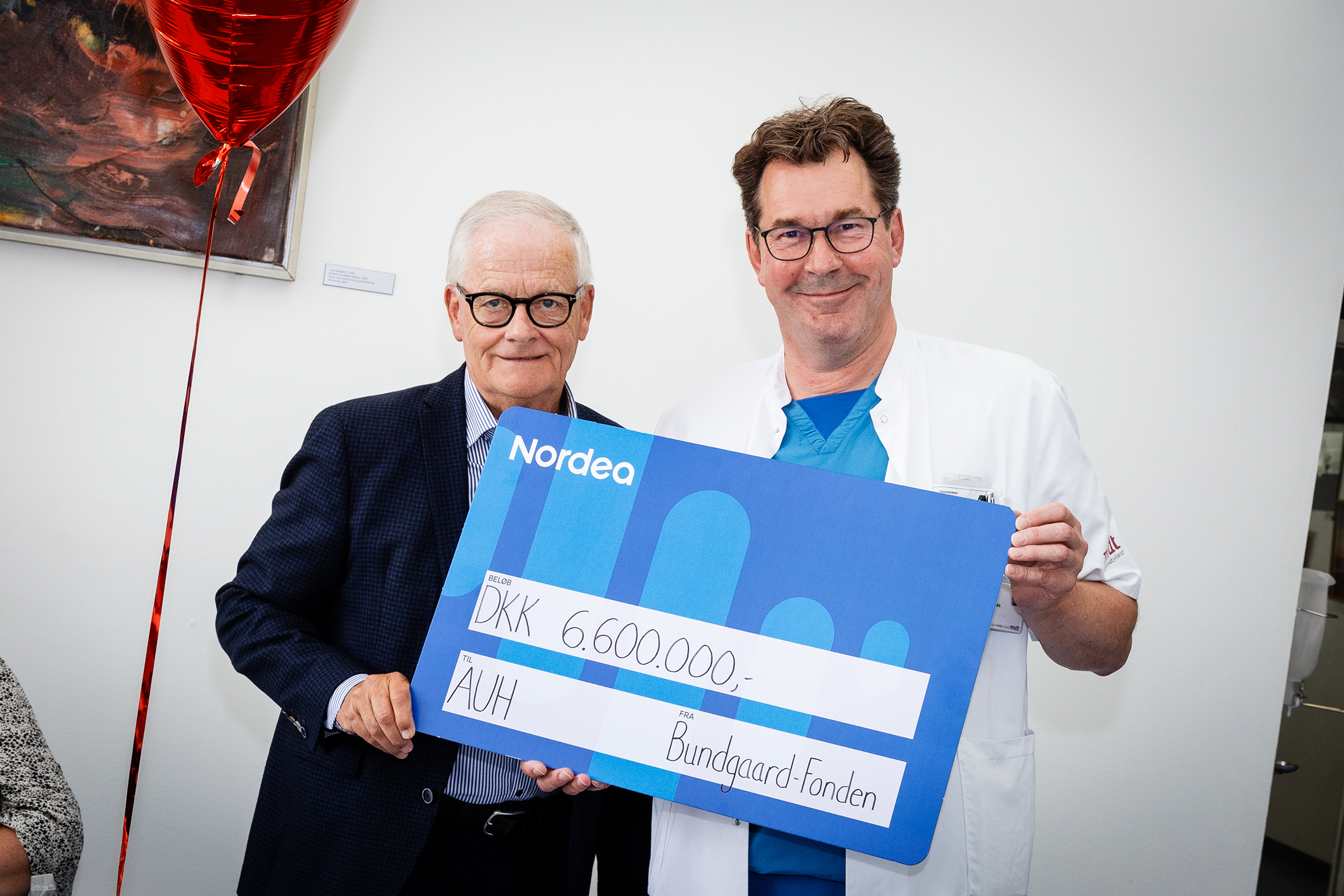 Formand for Bundgaard-Fonden Jens Jørgen Madsen overrækker donation på 6,6 mio. kr. til cheflæge i Hjertesygdomme på Aarhus Universitetshospital