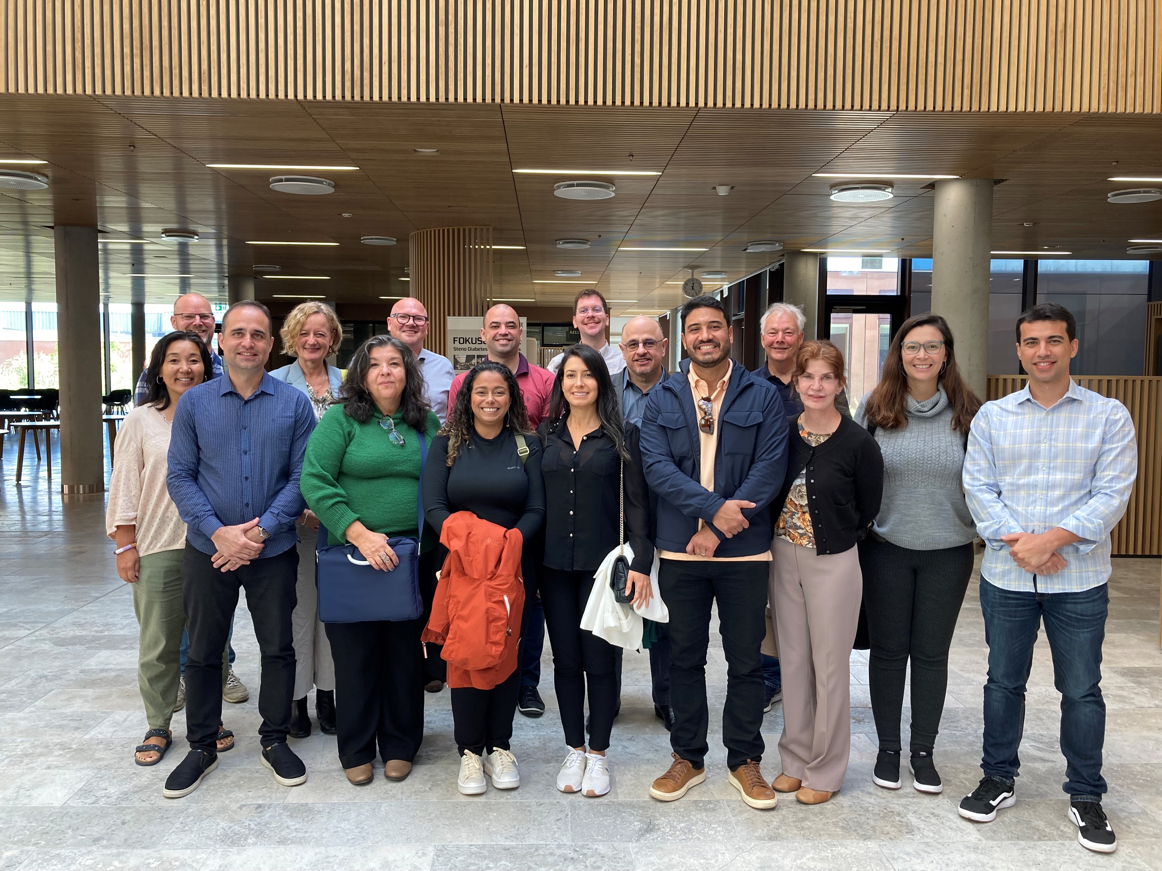 Delegationen af brasilianske topchefer fotograferet i Dansk Center for Partikelterapi