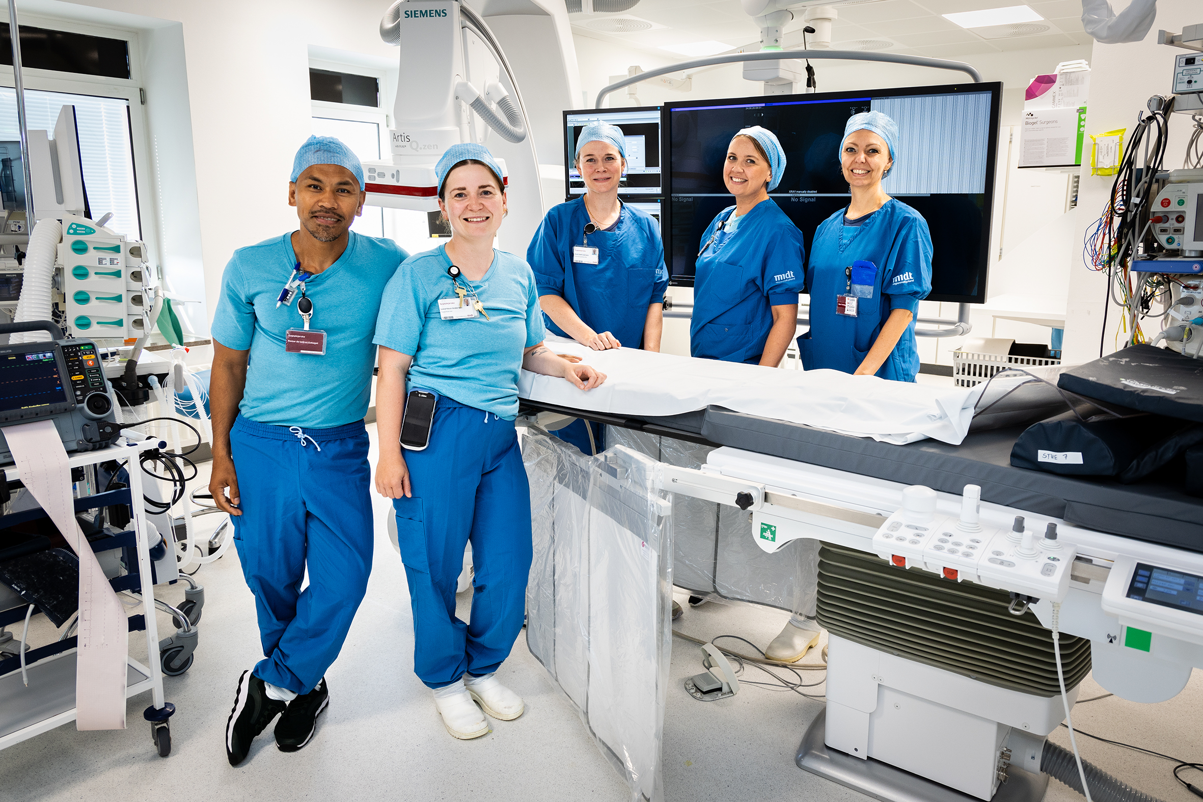 Fem læger og sygeplejersker på kardiologisk laboratorium, AUH.Fem læger og sygeplejersker på kardiologisk laboratorium, AUH.