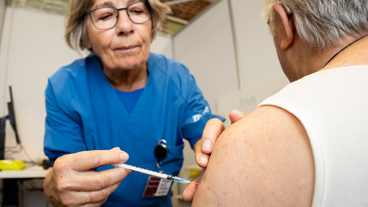 Borger får vaccination i skulderen