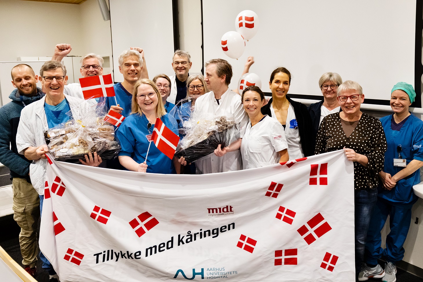 Medarbejdere fejrer at de er blevet kåret til Danmarks bedste hospital med flag