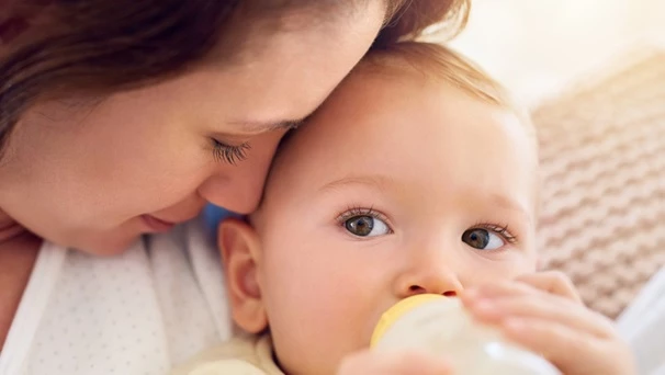 Baby sidder hos sin mor